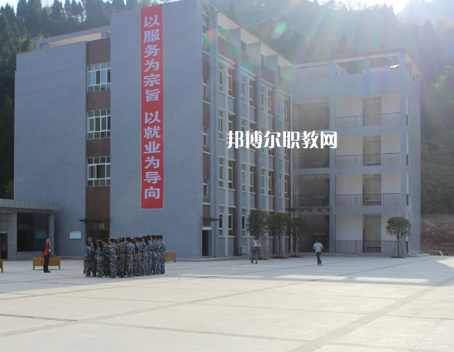 在填報學(xué)校之前應(yīng)該與學(xué)校的老師多多溝通，