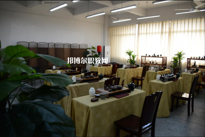 重慶工藝美術(shù)學(xué)校2022年學(xué)費(fèi)、收費(fèi)多少