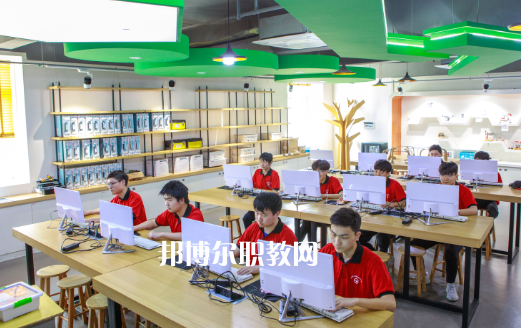 武漢石牌嶺高級(jí)職業(yè)中學(xué)2022年招生辦聯(lián)系電話(huà)