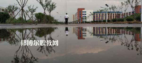 青島西大技工學(xué)校地址在哪里，哪個地區(qū)，哪個城市?