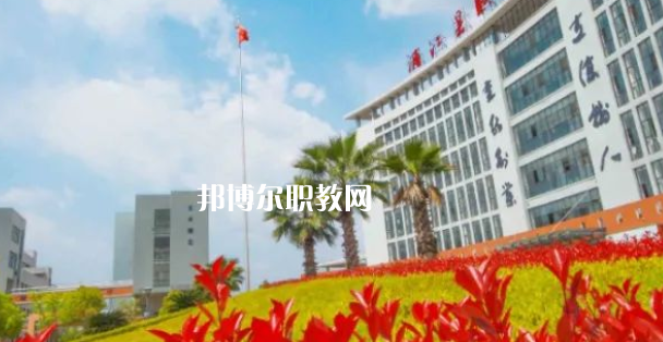 浦江縣職業(yè)技術(shù)學(xué)校招生計(jì)劃人數(shù)根據(jù)專業(yè)不同，計(jì)劃也是不同的，例如：幼兒保育招生40人，學(xué)前教育招生57人，普職融通招生150人，工藝美術(shù)招生150人，淘寶美工招生40人，等等，邦博爾小編為大家整理了浦江縣職業(yè)技術(shù)學(xué)校招生計(jì)劃人數(shù)詳細(xì)內(nèi)容，信息僅供參考，如有變動(dòng)，以學(xué)校官方最新消息為準(zhǔn)。  一、浦江縣職業(yè)技術(shù)學(xué)校招生計(jì)劃一覽表 二、浦江縣職業(yè)技術(shù)學(xué)校招生情況 1、浦江縣職業(yè)技術(shù)學(xué)校招生條件、要求  遵紀(jì)守法、熱愛勞動(dòng)、文明禮貌、樸實(shí)誠(chéng)信;  無疾病、無傳染病、無慢性病史、無犯罪史、無嚴(yán)重違紀(jì)史;  身體健康，學(xué)生品行端正。  2、浦江縣職業(yè)技術(shù)學(xué)校招生對(duì)象  招收應(yīng)屆、歷屆初中畢業(yè)及以上文化程度的學(xué)生  三、浦江縣職業(yè)技術(shù)學(xué)校簡(jiǎn)介 學(xué)校有全國(guó)職教名師、省特級(jí)教師、大師名家、省市教壇新秀、省技術(shù)能手、市學(xué)科帶頭人40多人。智慧校園管理系統(tǒng)、體育館、圖書館、電子閱覽室、校內(nèi)外實(shí)訓(xùn)基地等，教學(xué)設(shè)施一應(yīng)俱全。  學(xué)校設(shè)有浦江縣職業(yè)技能培訓(xùn)中心和職業(yè)技能鑒定中心。  四、浦江縣職業(yè)技術(shù)學(xué)校口碑 校友評(píng)價(jià)：浦江縣職業(yè)技術(shù)學(xué)校辦學(xué)特色鮮明，教學(xué)設(shè)施一應(yīng)俱全，為本地經(jīng)濟(jì)建設(shè)和社會(huì)發(fā)展培養(yǎng)高技能人才。  校友評(píng)價(jià)：浦江縣職業(yè)技術(shù)學(xué)校教學(xué)設(shè)備比較齊全，老師工作認(rèn)真，領(lǐng)導(dǎo)班子心齊。