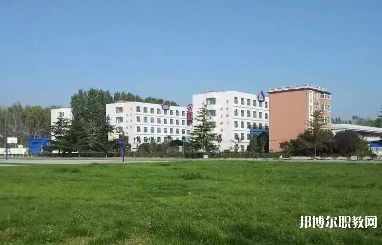 青島博愛成人中等專業(yè)學(xué)校地址，乘車路線