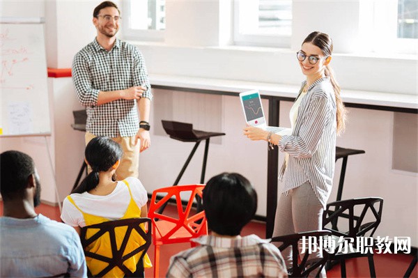 廣西哪里的中職學(xué)校能讀計(jì)算機(jī)應(yīng)用(維修、文秘方向)專(zhuān)業(yè)